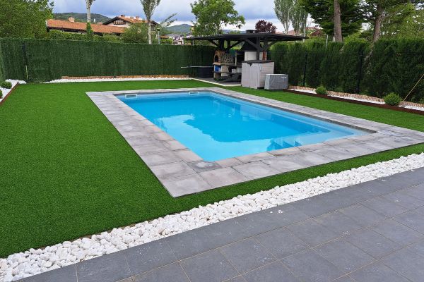 Colocación de césped artificial en jardín con piscina - Jardinero Pamplona Navarra